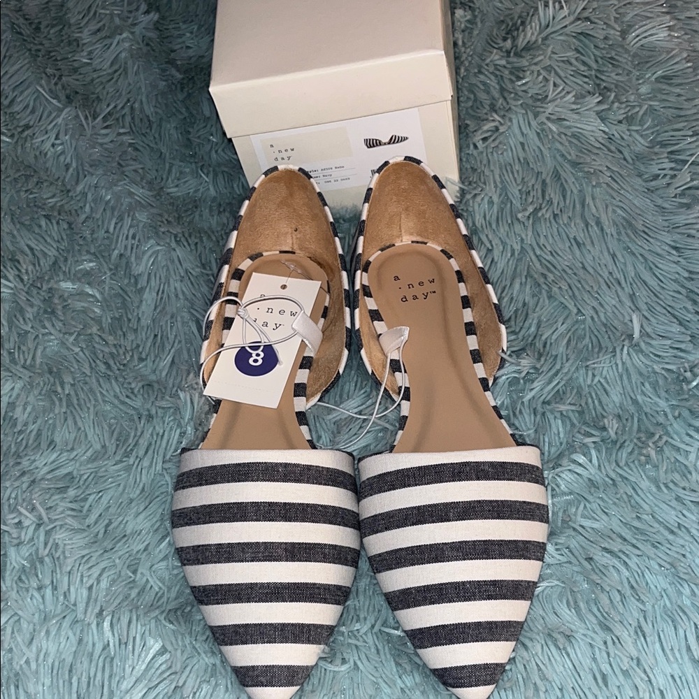A NEW DAY TRENDY NAVY/ WHITE STRIPE POINTED SHOE FLATS NWT SIZE 8